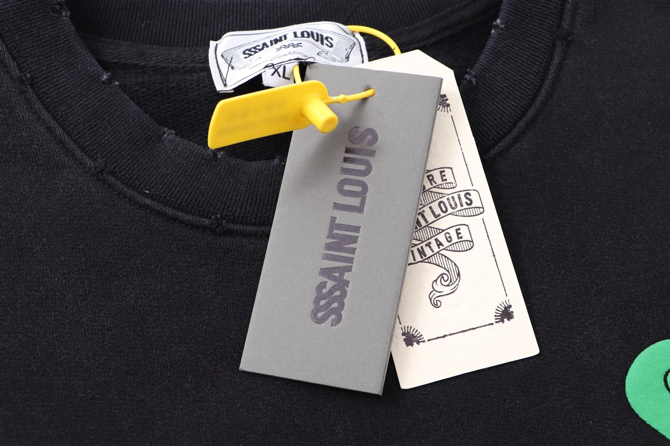 Style No. S211 P260💰 (450g version) SSSAINT LOUIS P260💰 SSSAINT LOUIS basic classic round neck sweatshirt. It is made of 450g dense cotton fabric with good texture. (Washed version) The version is loose and suitable for men and women. Size: S-XL